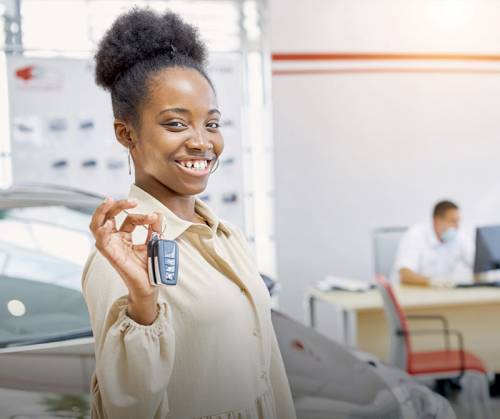 A woman after scheduling car rental services in Boulogne-Billancourt